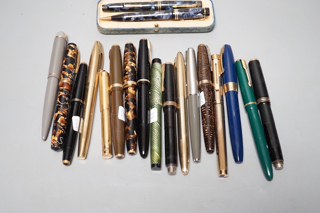 A quantity of fountain pens, 19 in total.